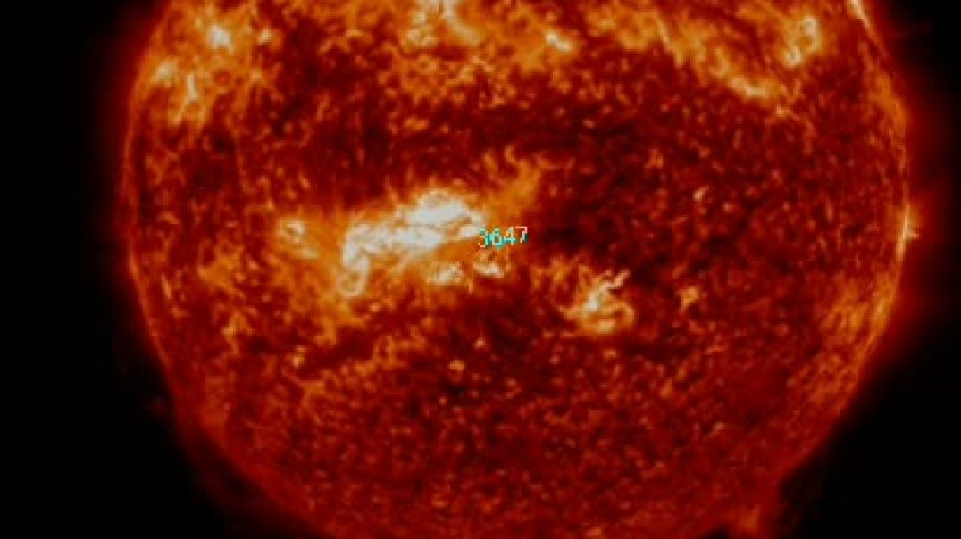 ⁣Серия вспышек на Солнце М и C класса в направленном прямо к Земле пятне 3647