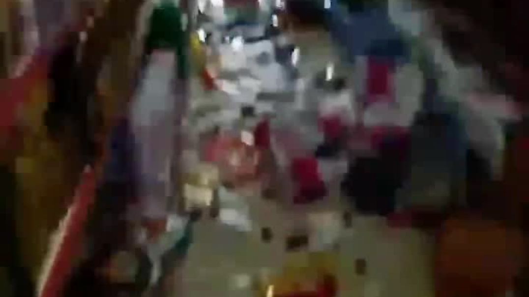 ⁣Видео из Турции во время и после прошедшего землетрясения  Турцию продолжает потряхивать, за сутки у