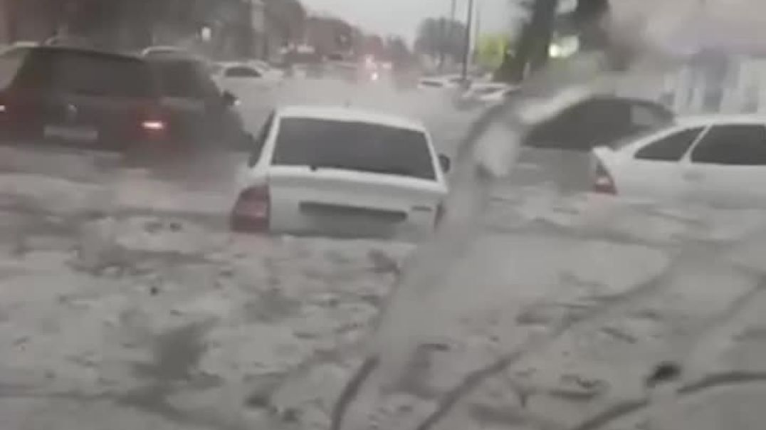 Ливень с градом вызвал затопление в Нальчике, улицы оказались под водой.