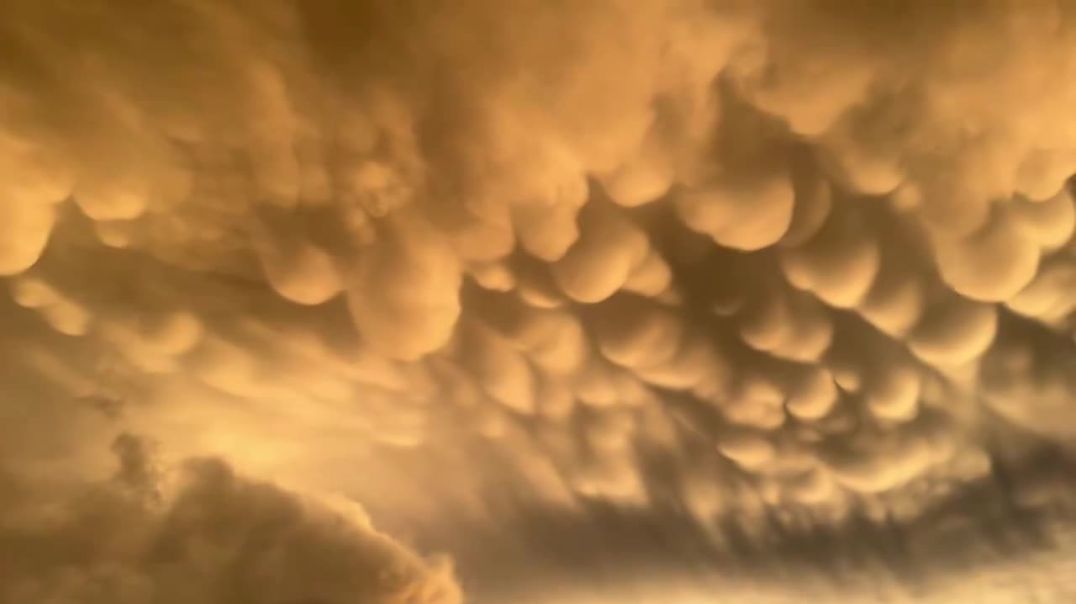 ⁣⁣Редкое природное явление "облака Мамматуса", также известные как вымяобразные облака, был
