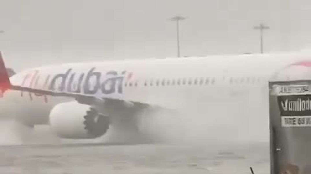 ⁣Сильные ливни обрушились на Дубай, взлетно-посадочная полоса местного аэропорта превратилась букваль
