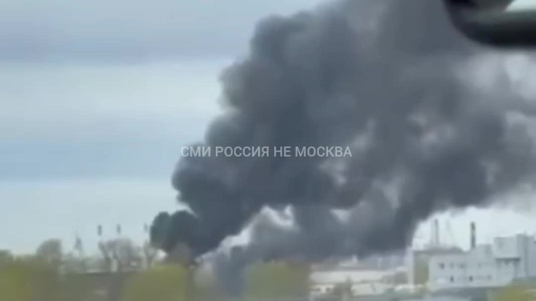 ⁣Мощный пожар в Петербурге. В Химическом переулке загорелся склад с паллетами. Жители Северной столиц