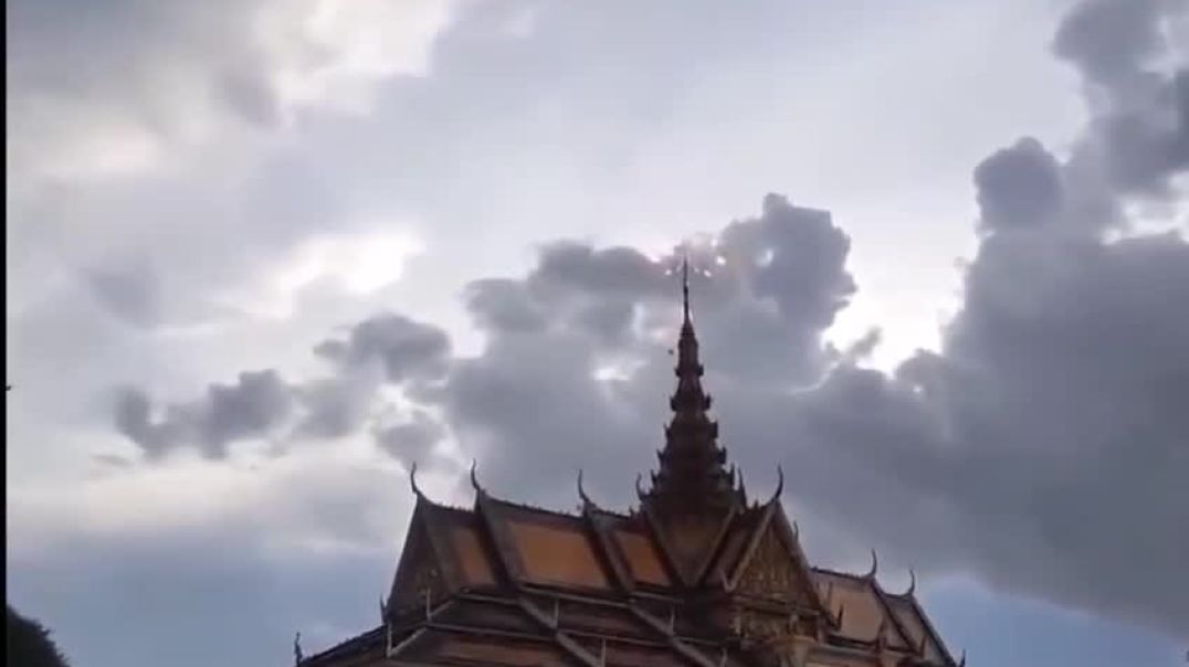 Над Королевским дворцом в Пномпене, столице Камбоджи, прямо над пиком здания образовалась необычная 