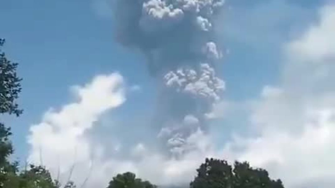 ⁣Извержение вулкана Ибу (Индонезия, 15.05.2024).