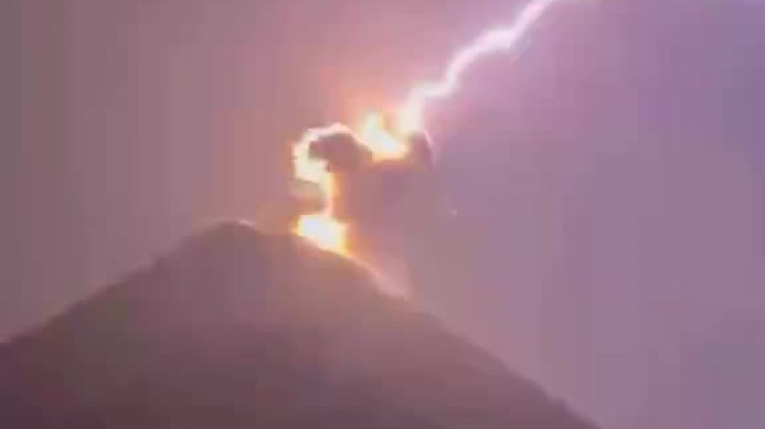 ⁣Молния ударила в вершину вулкана Фуэго в Гватемале