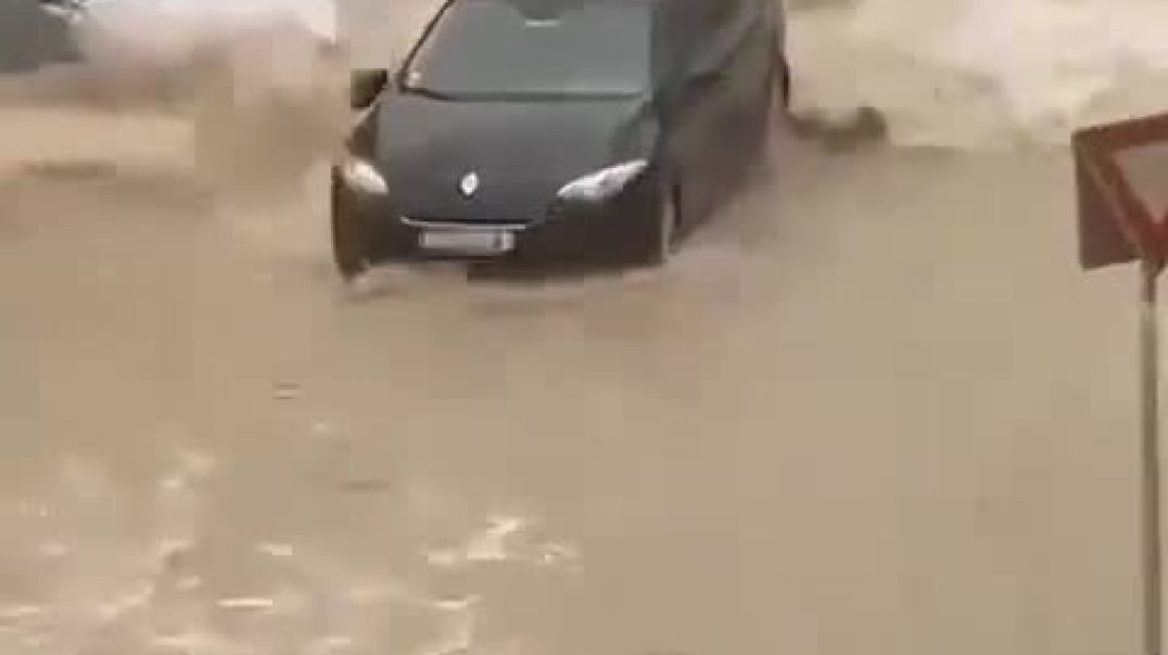 ⁣Вслед за севером Италии, наводнения ожидаются во Франции   На видео пока наиболее пострадавший от ли