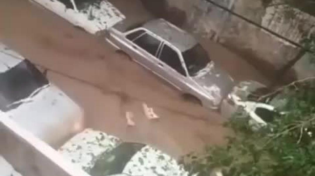 ⁣Стремительный водный поток сносит автомобили в Мешхеде. Семь человек погибших и 12 пропавших без вес