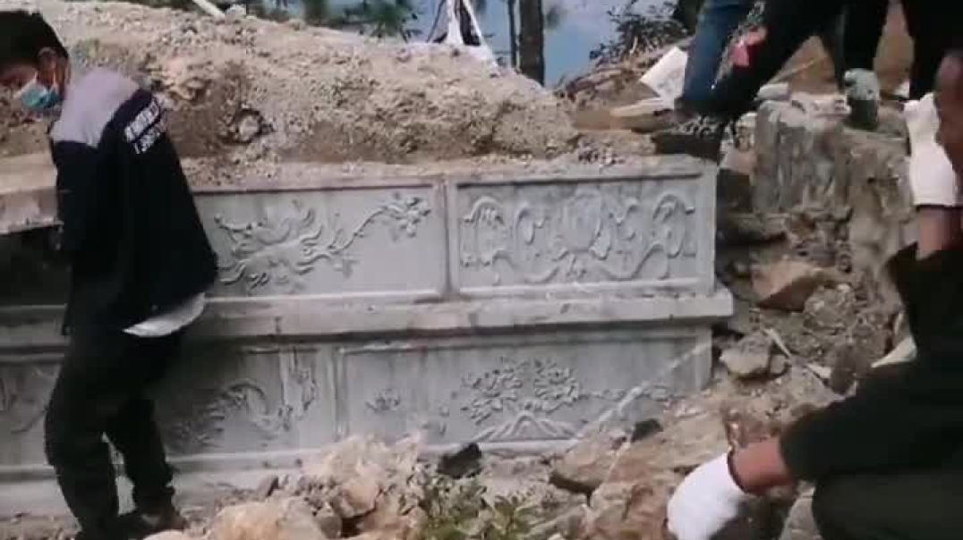 ⁣Китай сносит гробницы, даже выкапывает трупы из могил для кремации. Захоронения в земле запрещены.  