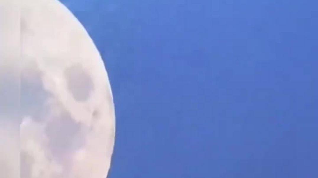 ⁣Видео обрушения солнечного ветра на Луну за десять минут до начала геомагнитного шторма на Земле
