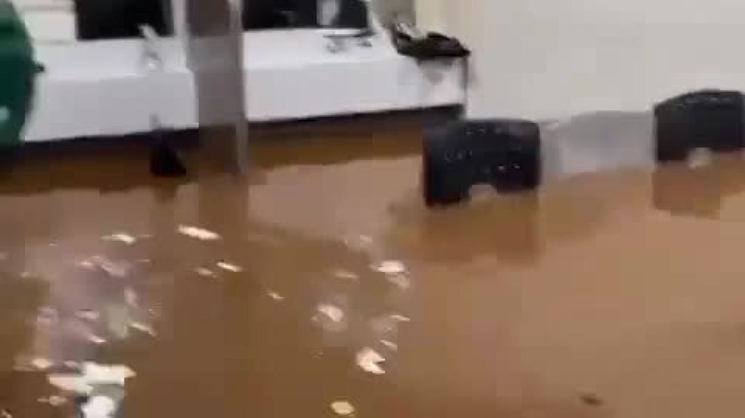 ⁣Наводнение в госпитале в Трес-Короас (Бразилия, 2.05.2024).