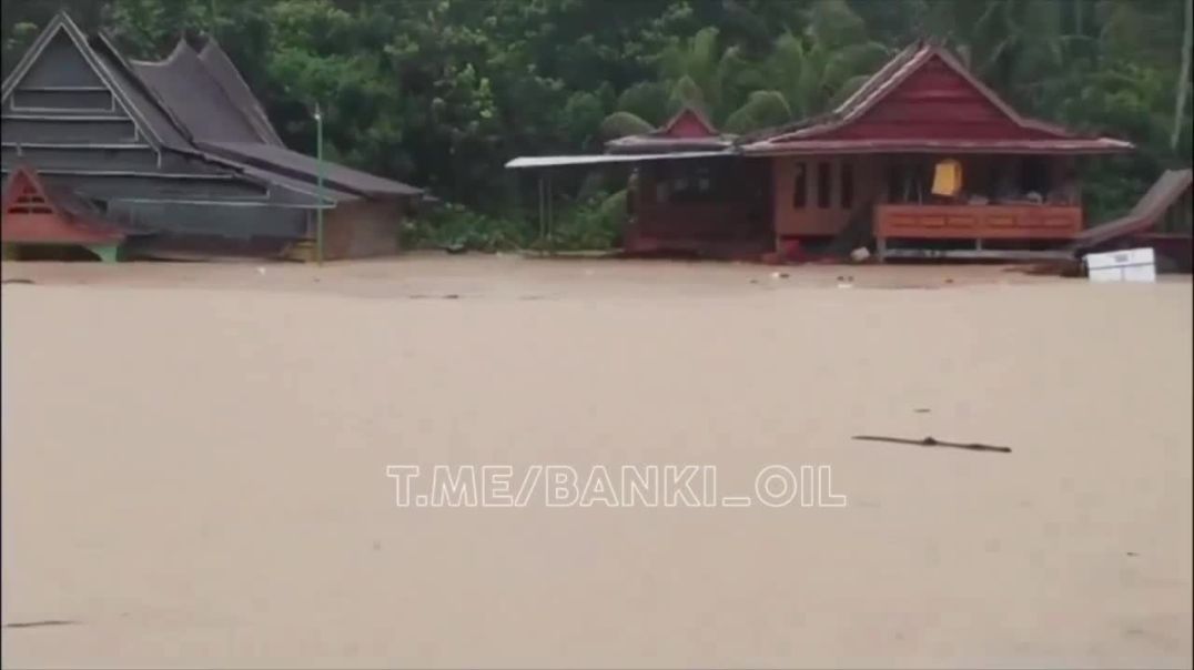 ⁣Мощное наводнение привело к гибели 14 человек в индонезийском регионе Сулавеси. Более 1000 пострадал