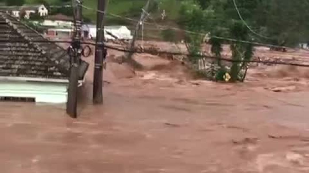 Не менее пяти человек погибли, более тысячи жилых домов затоплены и несколько мостов разрушены в рез