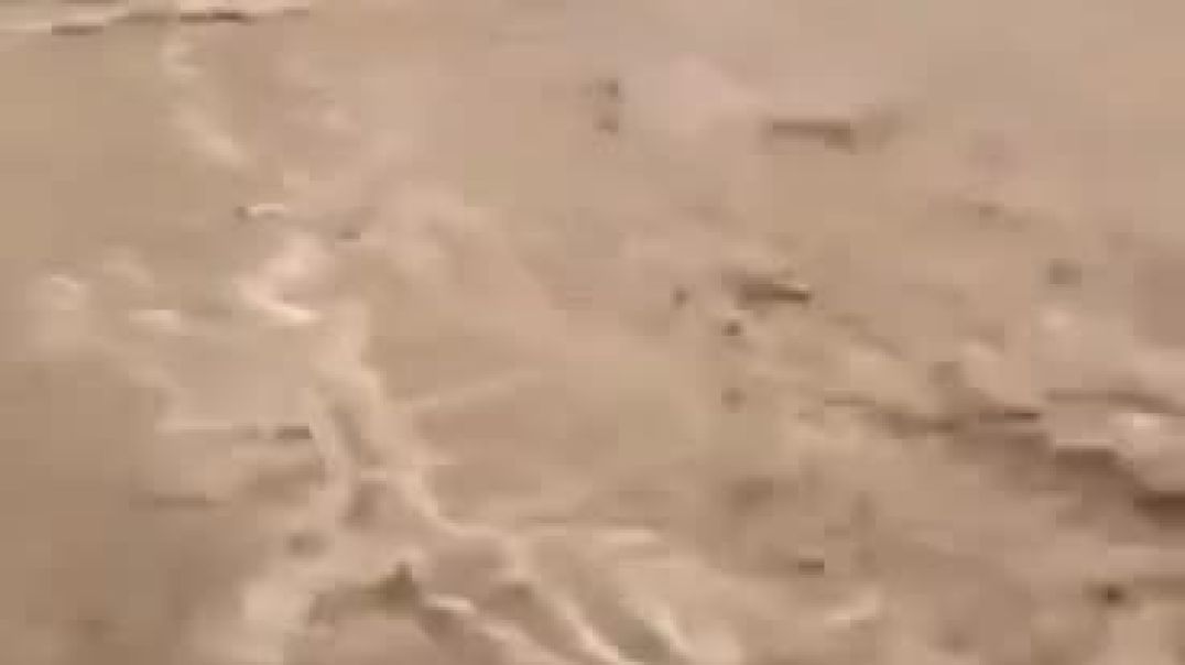 ⁣Саудовскую Аравию продолжает заливать  Вчера наводнения охватили двухмиллионную провинцию Асир