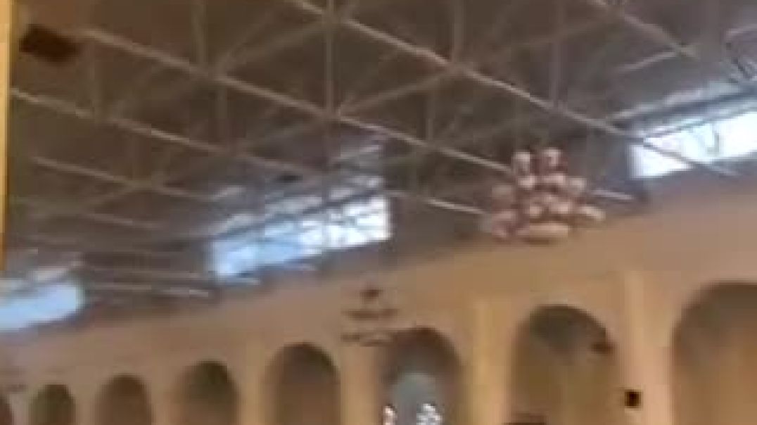 ⁣В Саудовской Аравии из-за сильного дождя обрушилась крыша мечети