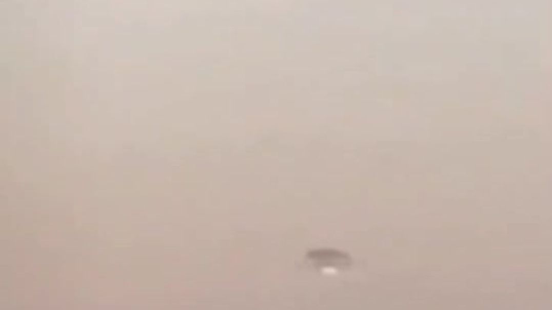 На видео НЛО, выпускающее какой-то беспилотник.