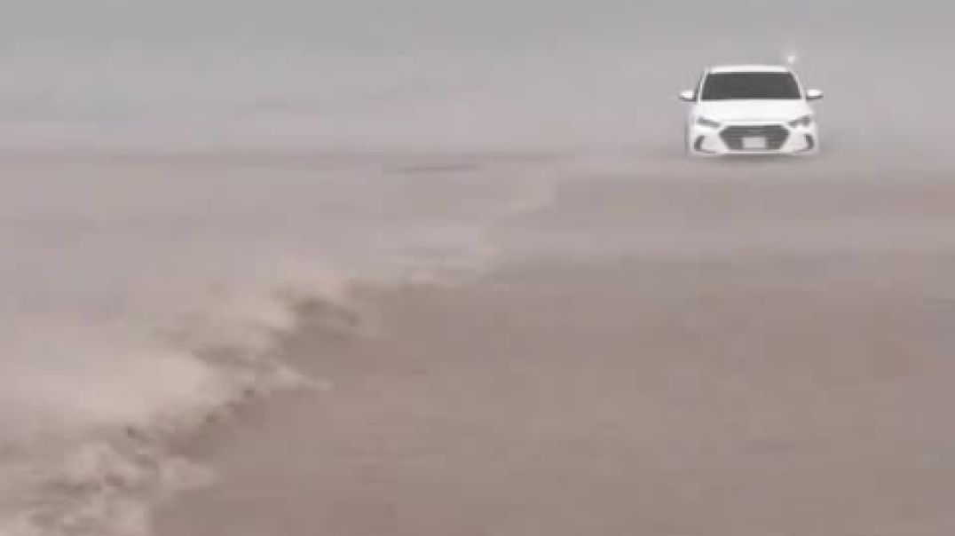 ⁣Аномальные ливни на Аравийском полуострове перешли с начала года на ежедневный режим  Сегодня с утра