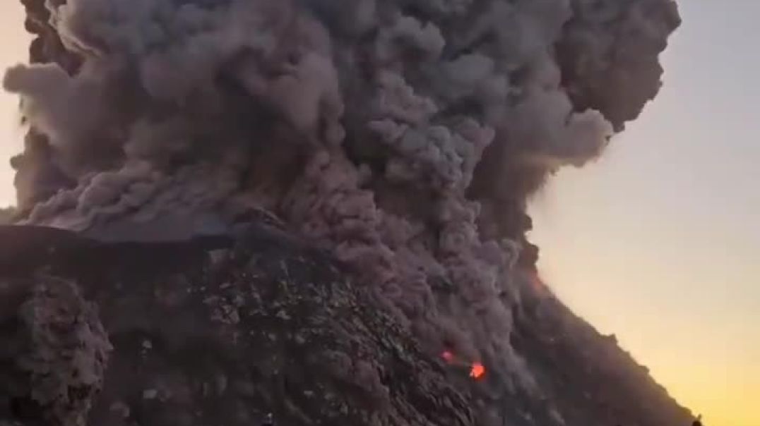 ⁣В 11 километрах от второго по величине города Гватемалы 300-тысячного Кесальтенанго началось изверж