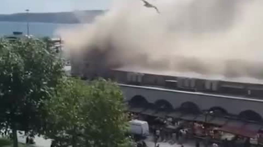 ⁣Пожар в одном из самых туристических мест Стамбула — горит Египетский рынок.