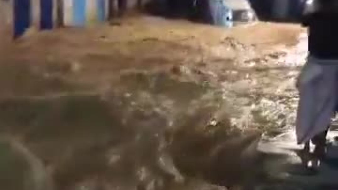 ⁣Наводнения на Аравийском полуострове продолжаются  На видео наводнение, вызванное проливными дождями