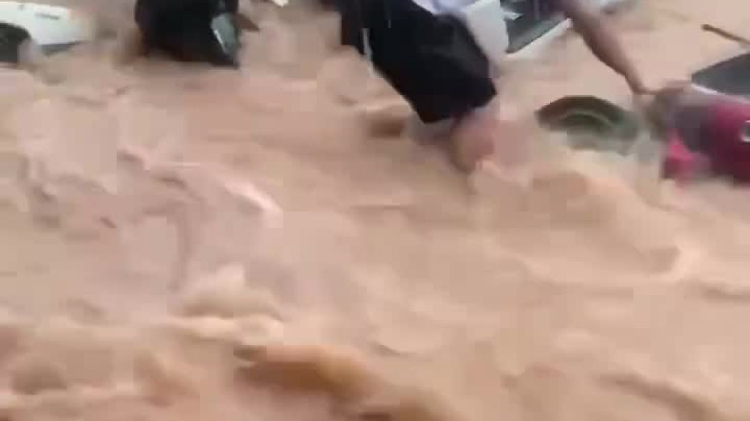 На юго-востоке Китая продолжаются наводнения  На видео провинция Гуанси.