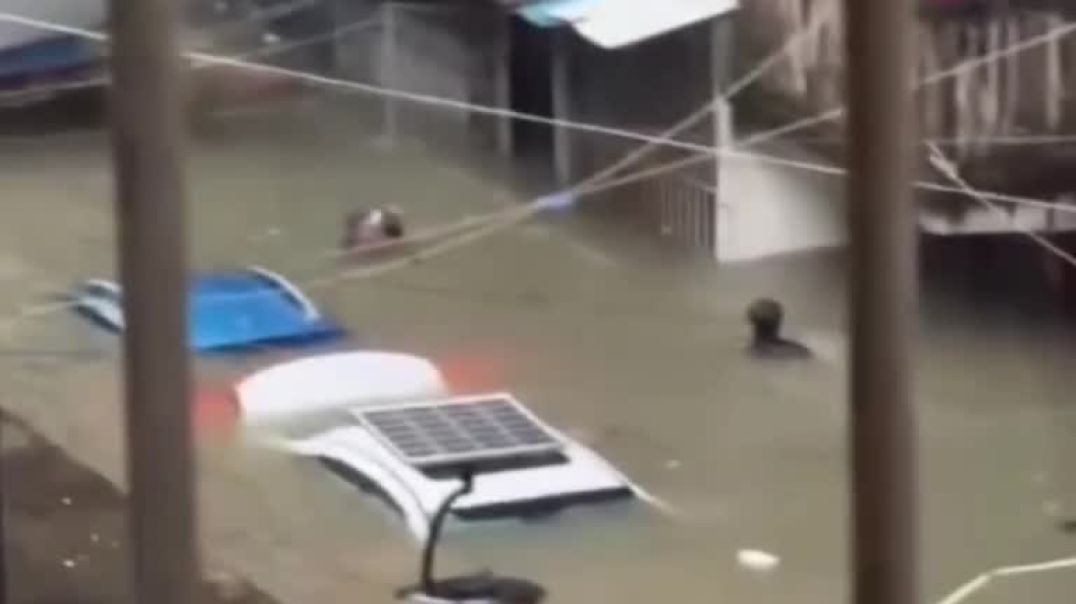 ⁣Сильные ливни затопили регион Гуанси в Китае. В сети публикуют видео, как люди спасаются от стихии н