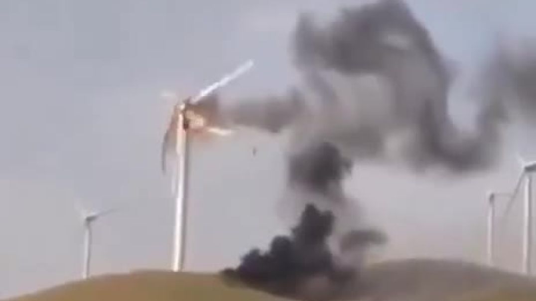 ⁣Ветряная турбина взрывается после того, как загорелась, выбрасывая в воздух густые токсичные выбросы